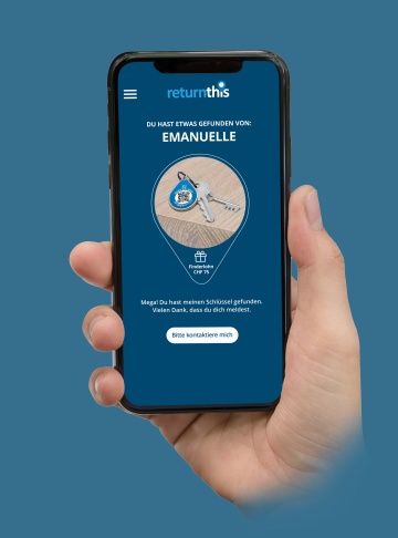Eine Hand hält ein Smartphone in der Hand und darauf sieht man ein returnthis Profil mit einem Hausschlüssel darin